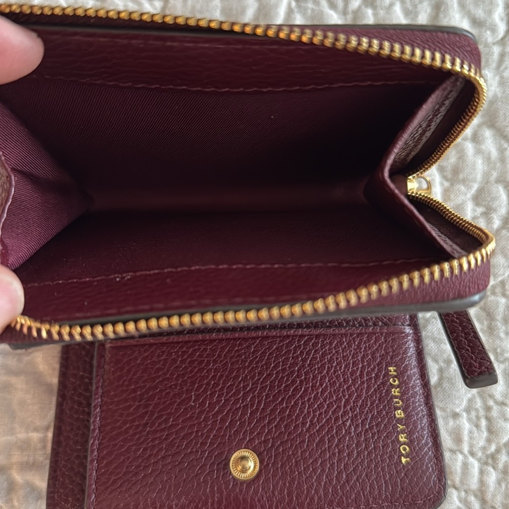 TORY BURCH McGraw Bucket Bag and matching McGraw Bi-Fold Wallet, burgundy/maroon - Picture 9 of 10
